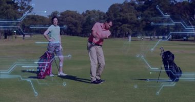 Golf sopası sallayan bir adam ve çimenlikte tezahürat yapan bir kadın, dijital spor analizlerinin üst üste bindiğini gösteriyor. Atletik, boş zaman, teknoloji, açık hava, rekabetçi, dinamik, canlı