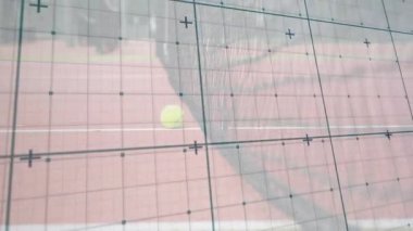 Kil kortunda beliren iki sarı tenis topu, kalibrasyon işaretleriyle şeffaf ızgarayı gösteriyor. Spor, mahkeme, çeviklik, hassasiyet, eğitim, açık hava, canlı