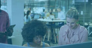 Modern ofiste bilgisayar monitörü etrafında çalışan ekip yüzen kod ve veri sembolleri gösteriyor. İşbirliği, takım çalışması, yenilik, teknoloji, modern, çeşitlilik, üretkenlik