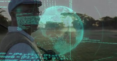 Erkek golfçü gün batımında golf sopasını elinde tutarken teknoloji hologramını kullanıyor. Teknoloji, yenilik, spor, profesyonel, fütüristik, açık hava, boş zaman