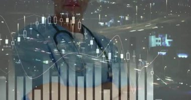 Erkek doktor otoban üzerinde şamdan çizelgeleri hazırlıyor, üzerinde de bar grafikleri ve fiyat etiketleri var. Profesyonel, finans, teknoloji, kentsel, veri, görselleştirme, kurumsal