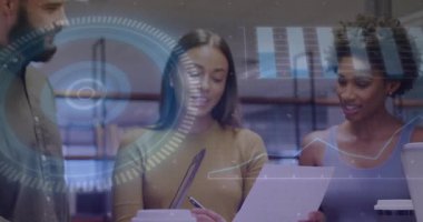 Üç profesyonel, masanın etrafında holografik çizelgeler hazırlayıp beyin fırtınası yapıyor. Yenilik, takım çalışması, dijital, girişim, analitik, modernite, yaratıcılık