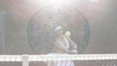 Açık tenis kortunda ağların arkasında duran bayan tenisçi, teknoloji ağı örtüsüyle. Sporcu, spor, aktif giyim, gerçekçilik, fitness, rekabet, açık hava