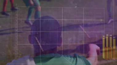 Futbol oyuncuları sahada topa doğru koşarken, spor analitiğini 3 boyutlu bar grafiğiyle gösteriyorlar. Atletizm, rekabet, görselleştirme, veri, dinamik, performans, takım çalışması