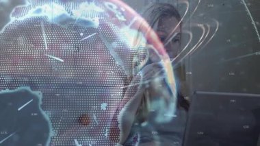 Uzaktan kumandalı verileri analiz ederken kahveyi yudumlayan bir kadın, holografik küre ve veri noktaları ile. Teknoloji, veri, yenilik, üretkenlik, modern, dijital, profesyonel