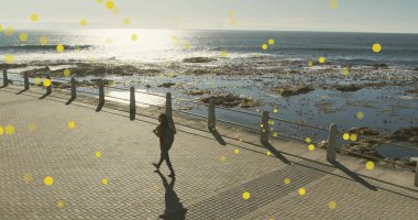 Gezinti güvertesinde yürüyen melez bir kadının üzerindeki sarı noktalar. sağlık ve zindelik kavramı dijital olarak oluşturulmuş görüntü.