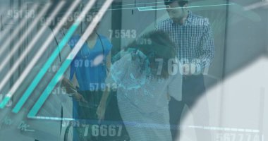 Hastanedeki çeşitli çiftlerin veri işleme görüntüleri. küresel iş ve dijital arayüz kavramı dijital olarak oluşturulmuş görüntü.