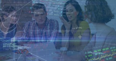 Finansal veri işleme ve çeşitli iş adamları üzerinde borsa görüntüsü. küresel iş, finans ve veri işleme kavramı dijital olarak oluşturulmuş görüntü.