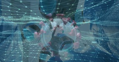 Laboratuvarda AR grafikleri ve ızgara hatlarıyla holografik koronavirüs modelini kullanan maskeli bir doktor. Tıbbi, sağlık, görselleştirme, fütüristik, yenilik, teknoloji, analiz