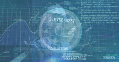 Kapsamlı tarama ve veri işleme görüntüsü. Melez şapkalı bir iş kadını. küresel bağlantılar, hesaplama ve dijital arayüz konsepti dijital olarak oluşturulmuş resim.