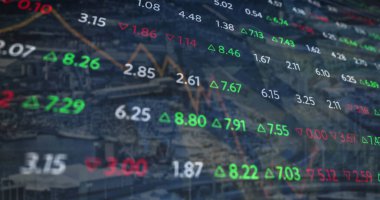 Arka planda şehir manzarasına karşı borsa veri işlemenin birleşik görüntüsü. küresel finans ve ekonomi kavramı
