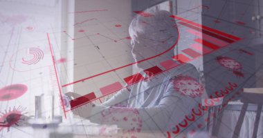Evde akıllı telefon kullanan üzgün yaşlı kadın yerine grafik ve virüs hücrelerinin görüntüsü. Coronavirus covid 19 salgını sırasındaki son sınıf yaşam tarzı ve yalnızlık dijital olarak üretilen görüntü.