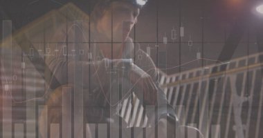 Akşam koşusu sırasında ayakkabı bağlayan beyaz bir adamın istatistikleri inceleniyor. Spor, aktif yaşam tarzı ve dijital olarak oluşturulan egzersiz konsepti.