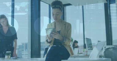 Ofisteki çift ırklı iş kadınının veri işleme görüntüsü. küresel iş, finans, bağlantılar ve dijital arayüz konsepti dijital olarak oluşturulmuş görüntü.