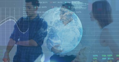 Ofisteki çeşitli iş adamları üzerinde finansal veri işleme ve küreye ait görüntüler. küresel iş, finans ve veri işleme kavramı dijital olarak oluşturulmuş görüntü.