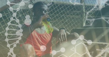 Afrika kökenli Amerikalı bir adamın açık havada su içtiği görüntüler ve DNA iplikleri. sağlık ve zindelik kavramı dijital olarak oluşturulmuş görüntü.