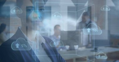 Bulutların görüntüsü, ofisteki çeşitli iş adamlarının veri işlemesi. küresel veri işleme, bulut hesaplama, iş, finans ve ekonomi kavramı dijital olarak oluşturulmuş görüntü.