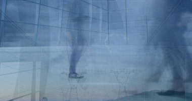 Ofiste yürüyen çeşitli iş adamlarının bacaklarıyla zaman aşımına uğramış finansal grafikler. ticari, finans, ekonomi ve teknoloji konsepti dijital olarak oluşturulmuş imaj.