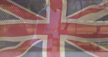 Bayan tenisçi kortta raket tutuyor, Union Jack 'i kaplayan animasyon teknolojisi verilerini gösteriyor. Atletik, spor, açık hava, boş zaman, canlı, enerjik, aktif giysi