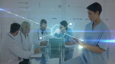 Modern klinikte cam masa etrafında işbirliği yapan tıbbi ekip ağı görselleştiriyor. Sağlık, takım çalışması, işbirliği, yenilik, teknoloji, profesyonellik, modern