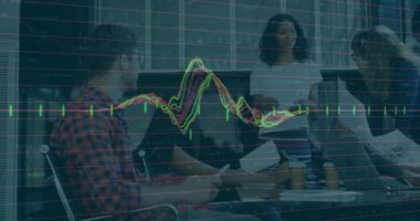 Veri analisti konferans odasında saydam veri hatlarıyla borsa çizelgeleri sunuyor. Profesyonel, takım çalışması, kurumsal, modern, analitik, işbirliği, teknoloji