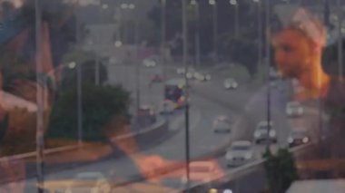 Kayıt stüdyosunda retro mikrofon eşliğinde şarkı söyleyen erkek şarkıcı katmanlı sokak yansımalarını gösteriyor. Klasik, kentsel, müzikal, sanatsal, yansıtıcı, karamsar, gece hayatı