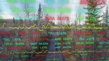 Dar orman yolunda bisiklet süren genç çocuk borsa saatlerini ve çizgi grafiklerini gösteriyor. Macera, teknoloji, açık hava, gençlik, fitness, veri, doğa
