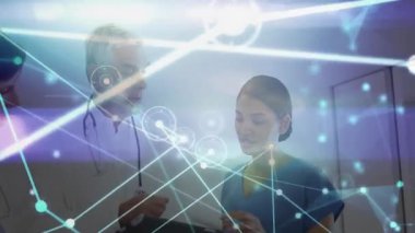 Hastane koridorundaki tablette hasta verilerini dijitalle kaplayan tıbbi ekip. Sağlık, işbirliği, dijital yenilik, tıbbi teknoloji, profesyonellik, takım çalışması, klinik