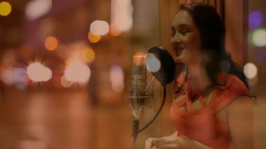 Müzik stüdyosunda ses kaydeden kadın vokalist mikrofonu kaplayan animasyon dalga formlarını gösteriyor. Müzik, performans, ses, akustik, ses, bağımsız, profesyonel