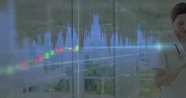 Kadın doktor elinde tablet tutuyor ve klinikte steteskop takıyor. Canlandırılmış şamdan çizelgesi gösteriyor. Sağlık, teknoloji, yenilik, profesyonellik, analiz, veri, dijital