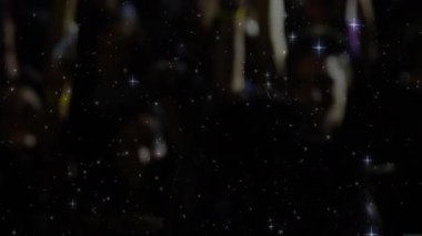 Kara müzik stüdyosunda mikrofona şarkı söyleyen kulaklık takan kadın şarkıcı Starfield Overlay 'i gösteriyor. Vokalist, performans, mistik, atmosfer, mikrofon, kayıt, gece manzarası