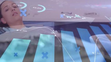 Sandalyeye yaslanmış dişçi önlüğü giyen kadın hasta yüzen borsa numaralarını gösteriyor. Sağlık, sağlık, teknoloji, dijital, analiz, klinik, modern