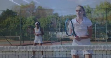 Açık havada tenis sahasına dönen iki kadın, hareketli spor istatistikleri ve hareketli grafiklerle. Atletik, rekabetçi, enerjik, enerjik, dinamik, dinlendirici, fitness