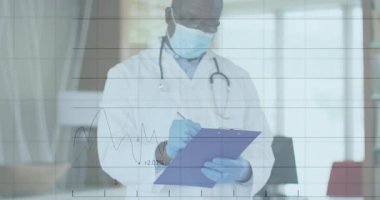 Tıp bürosundaki panoya yazı yazan kıdemli erkek doktor animasyon yüzde grafikleri gösteriyor. Sağlık, tanı, analiz, profesyonel, tıbbi, araştırma, veri