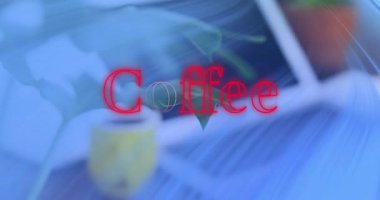 Sarı seramik kahve fincanı gümüş dizüstü bilgisayarın yanında, kırmızı kahve kaplamasını gösteriyor. Kupa, çalışma alanı, minimalist, teknoloji, rahatlama, iç mekan, üretkenlik