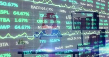 Çizgi filmdeki kadın masanın arkasında duruyor, hisse senetleri dizüstü bilgisayarda kayıyor, emojiler zıplıyor. Finans, ticaret, teknoloji, analitik, profesyonel, modern, enerjik