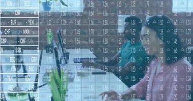 Modern ofis masasındaki dizüstü bilgisayarlarda yazı yazan iş arkadaşları, döviz kurlarının üst üste bindiğini gösteriyor. İşbirliği, takım çalışması, iletişim, iş, teknoloji, üretkenlik, başlangıç
