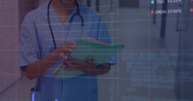 Hastanedeki kadın steteskopla çizelge okuyor, dijital çizelgeler ve yüzdeler gösteriyor. Tıbbi, sağlık, teknoloji, analitik, yenilik, profesyonellik, klinik