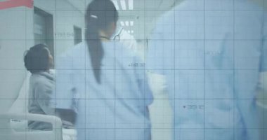 Hastanenin koridorunda doktor konuşuyor. Animasyon tıbbi veri ızgarası ve serum serumunu gösteriyor. Sağlık, tıbbi, profesyonellik, teşhis, danışma, klinik, teknoloji