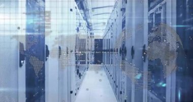 Veri merkezi koridoru mavi çevre ışıklarıyla parlıyor, yüzen dünya haritasını gösteriyor, parlayan kod. Teknoloji, siber güvenlik, girişim, altyapı, dijital, yenilik, ağ