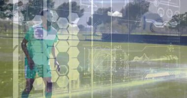 Futbol oyuncuları çimlerde koşuyor, spor teknolojisi HUD grafikleri ve veri çizgileri sergiliyorlar. Atletik, takım çalışması, yenilik, dijital, açık hava, canlı, hareket