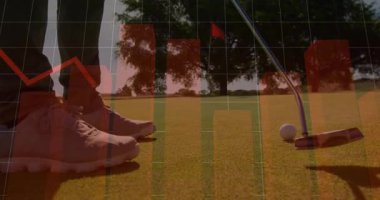 Golfçü ayakları yeşil renkte duruyor, spor analitiği için kırmızı çizelge ve çizelgeleri gösteriyor. Atletik, açık hava, minimalist, spor, performans, hassasiyet, canlılık