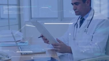 Doktor, tıbbi ofisindeki hasta notlarını inceliyor, animasyon çizelgeleriyle dijital arayüz gösteriyor. Tıbbi, profesyonel, teknoloji, sağlık, danışma, klinik, dijital