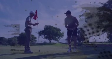Golf sahasında beşlik çakan iki adam teknoloji temalı dünya haritası ve kod metni gösteriyorlar. Sporcular, takım çalışması, açık hava, işbirlikçi, enerjik, stratejik, iletişim