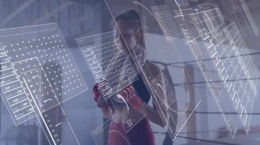 Kadın analist, spor salonu holografik arayüzü ile etkileşimde. Para birimi grafikleri, üçgen kaplamalar gösteriyor. Futuristik, dijital, teknoloji, veri görselleştirme, yenilik, fitness, çalışma alanı