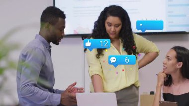 Toplantı odasında yorum simgeleri gibi yüzen sosyal medya ölçümlerini inceleyen üç meslektaşım var. İşbirliği, analitik, takım çalışması, dijital, iş dünyası, modern, katılım