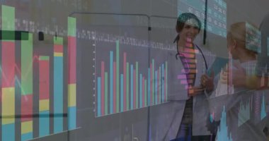 Doktor, hemşire ve danışman teletıp analizlerinde işbirliği yapıyor, holografik çizelgeler sergiliyor. Sağlık, teknoloji, yenilik, takım çalışması, veri, analiz, profesyonel