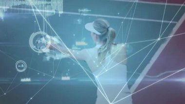 Bayan tenisçi sahada kolunu kaldırıyor, holografik spor analitik çizelgeleri ve düğümleri üst üste koyuyor. Sporcu, spor, fütürist, teknoloji, rekabet, fitness, fotoğrafçılık