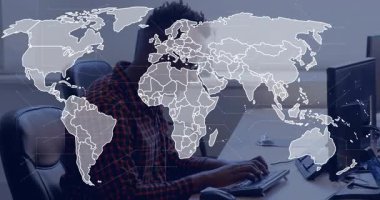 Modern ofiste klavyeye yazı yazan yazılım geliştirici, küresel haritayı altıgen verileriyle örtüyor. Teknoloji, yenilik, veri, dijital, üretkenlik, analitik, bağlantı