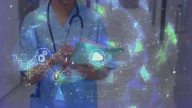 Hastane koridorunda tablet kullanan, yüzen bulutları ve telefon simgelerini gösteren bir tıp uzmanı. Sağlık, teletıp, dijital sağlık, bağlantı, yenilik, modern, teknoloji